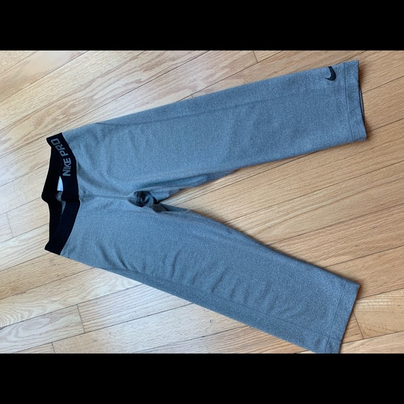 NIKE GRAY CROP LEGGINGS - Picture 2 of 7